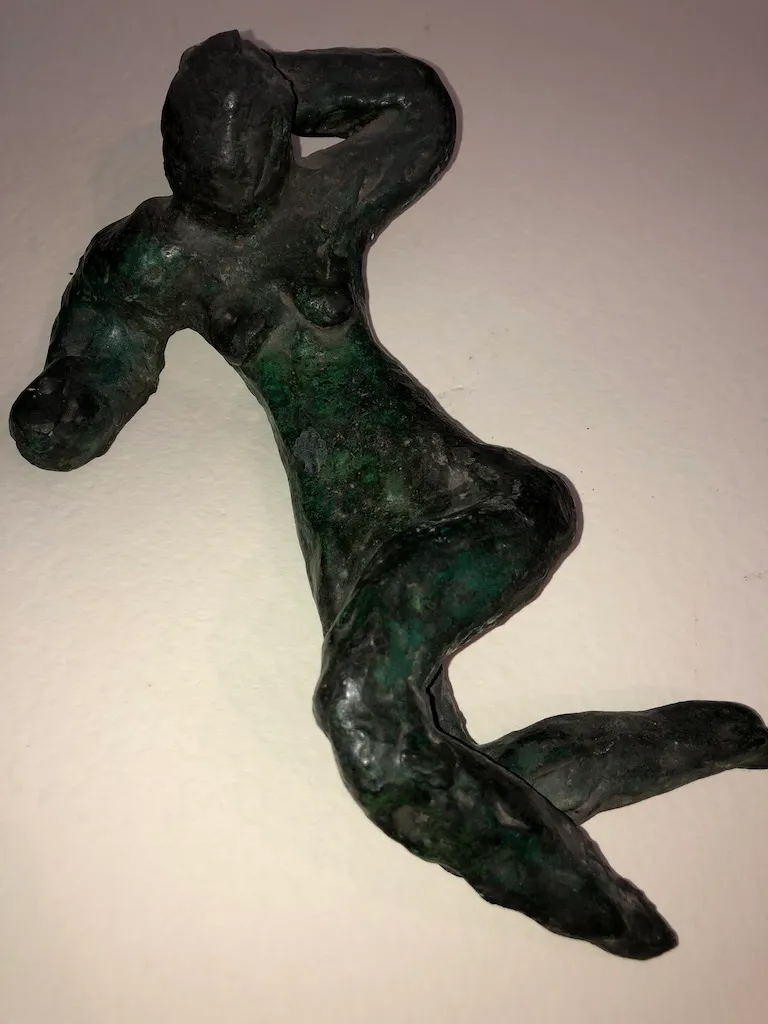 The green figure turned so the raised knee comes forward.